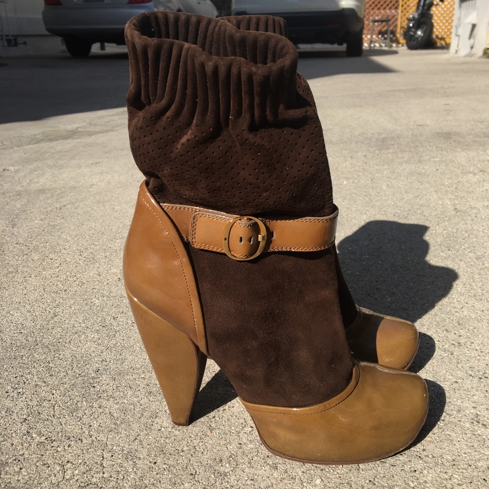 Marc Jacobs size 37 1/2 women’s heel caramel,brown buckle strap made in Italy
